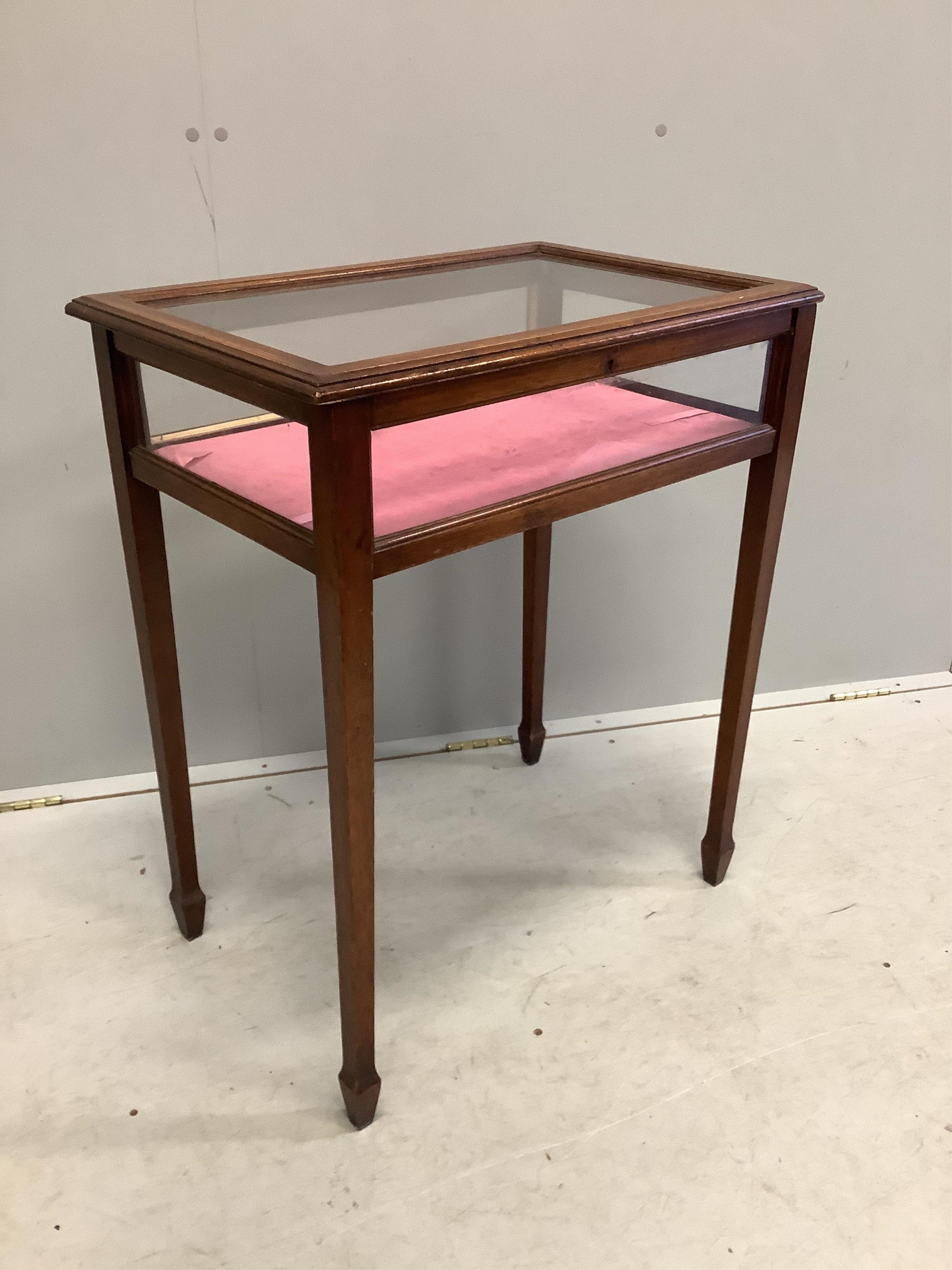 An Edwardian satinwood banded mahogany bijouterie table, width 63cm, depth 43cm, height 77cm. Condition - fair, top loose